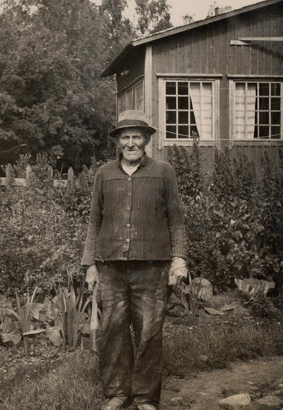 På bilden Niklas Nyström som arbetade som trädgårdsmästare hos Weckströms i Kristinestad. 