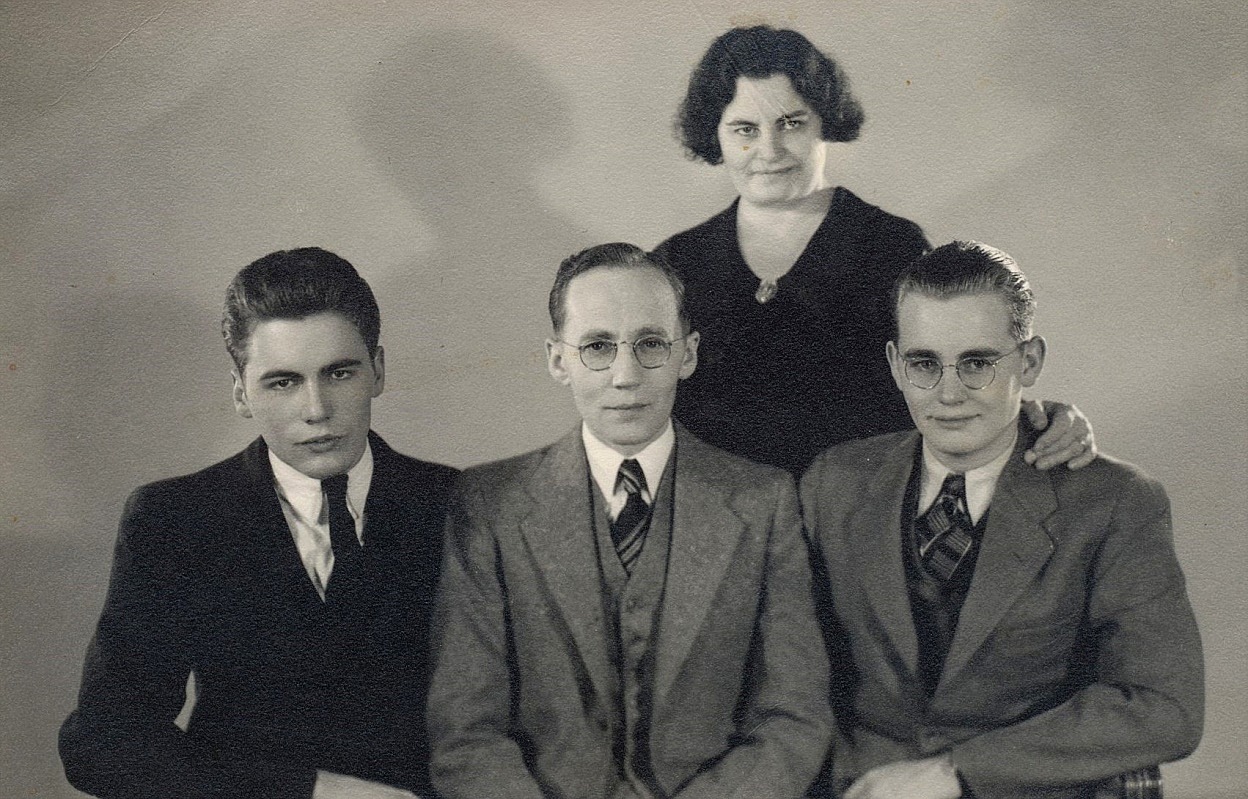 Längst bak står Guldis halvsyster Cecilia, som bodde i Amerika tillsammans med sin man Emil Backman, som sitter mellan sönerna John och Robert. John Backman brukade ofta besöka Dagsmark medan han levde. 