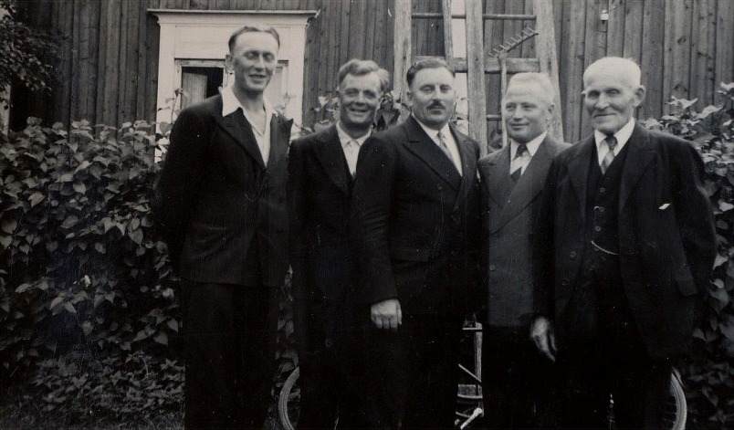 Från vänster Gunnar Lillkull, Emil Norrgård, Guldis halvbror Anselm Nyström som bodde i Amerika, sedan Lennart Nyström bredvid sin far Niklas. 