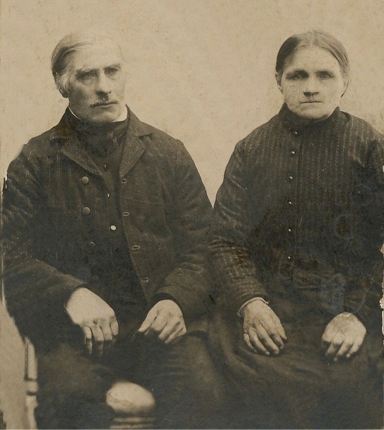 Här sitter ”Rebeck-Kalle” med sin hustru Maria Sofia, f. Klemets. 