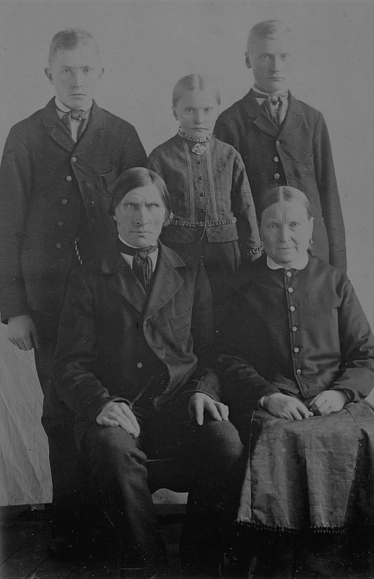 På fotot sitter Josef och Anna Kajsa Lillkull och bakom står från vänster Otto, Amanda och Johan.