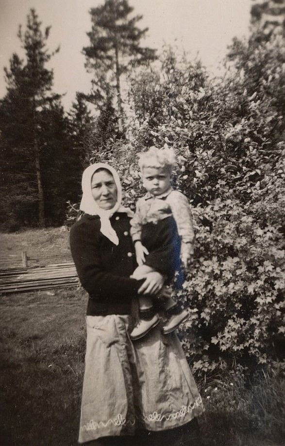 Här Hulda Berg med ett av barnbarnen i famnen.