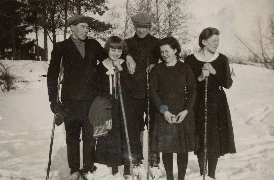 Från vänster Jossandt Lennart, Sandvik Berta, Eskil Antfolk, Inga Englund och Guldi Nyström vid folkhögskolan i Lappfjärd.