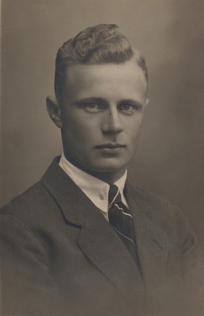 Georg Rosenback (1905-1940) gifte sig 1932 med Elvi från Terjärv och de blev lärare i Träskvik. Georg stupade i vinterkriget och Elvi fick sedan tjänst vid småskolan i Dagsmark.