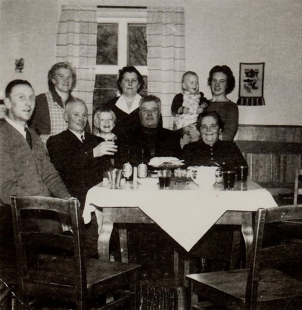 Här är det fest hos Lillkulls då Guldis släktingar från Nyströmas och Norrgårdas är på besök.