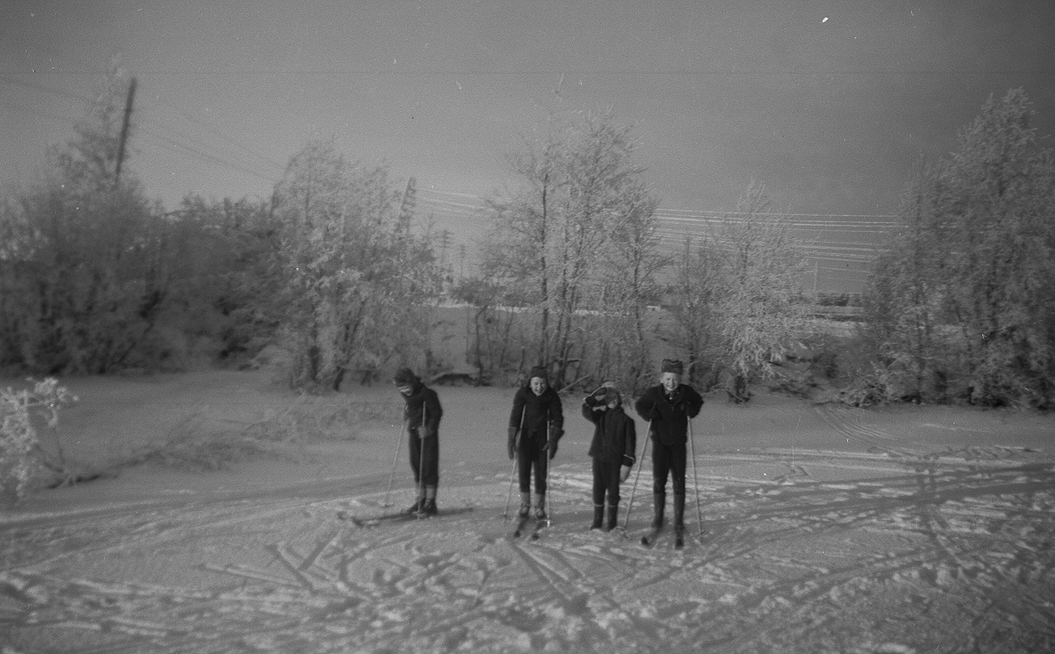 Bröderna Backlund på isen tillsammans med Håkan Söderqvist till höger.