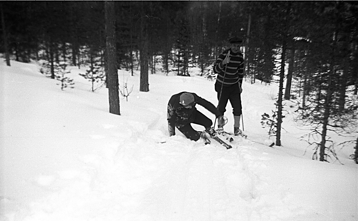 Det var inte så ofta som Jenny och Ragnar skidade och därför är det en gåta vem som var med och fotograferade då Jenny lade en rova i skogen.