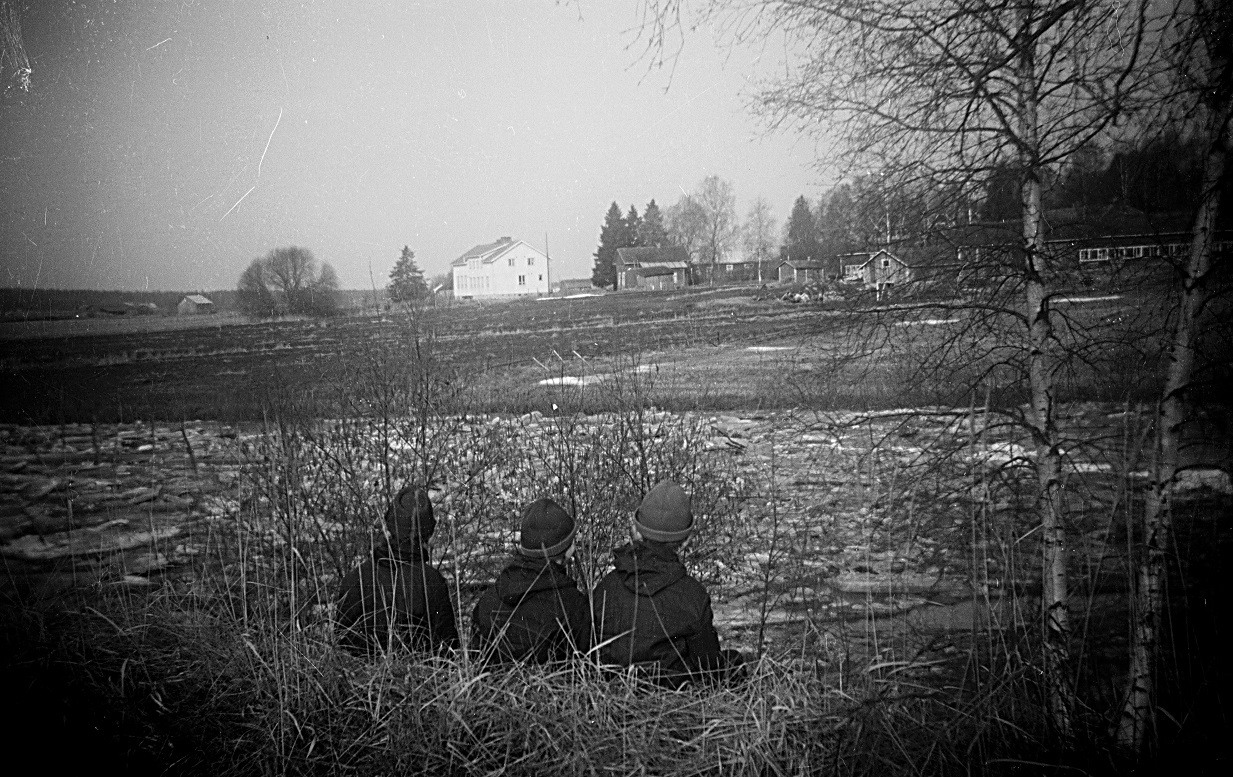 Islossningen i Lappfjärds å var alltid en stor händelse. Här bröderna Backlund som följer med läget. Småskolan i bakgrunden.