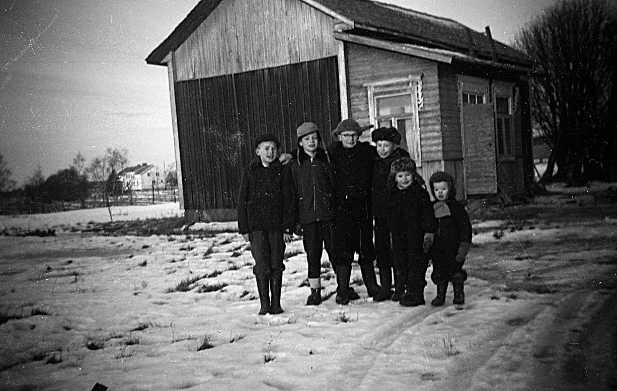 Ungdomar uppställda fram lillstugan i slutet på 50-talet. Pojken till vänster torde vara Börje Rosengård, de övriga är Tommy Nylund, Per-Erik, Gösta Lillkull, Kurt och John.