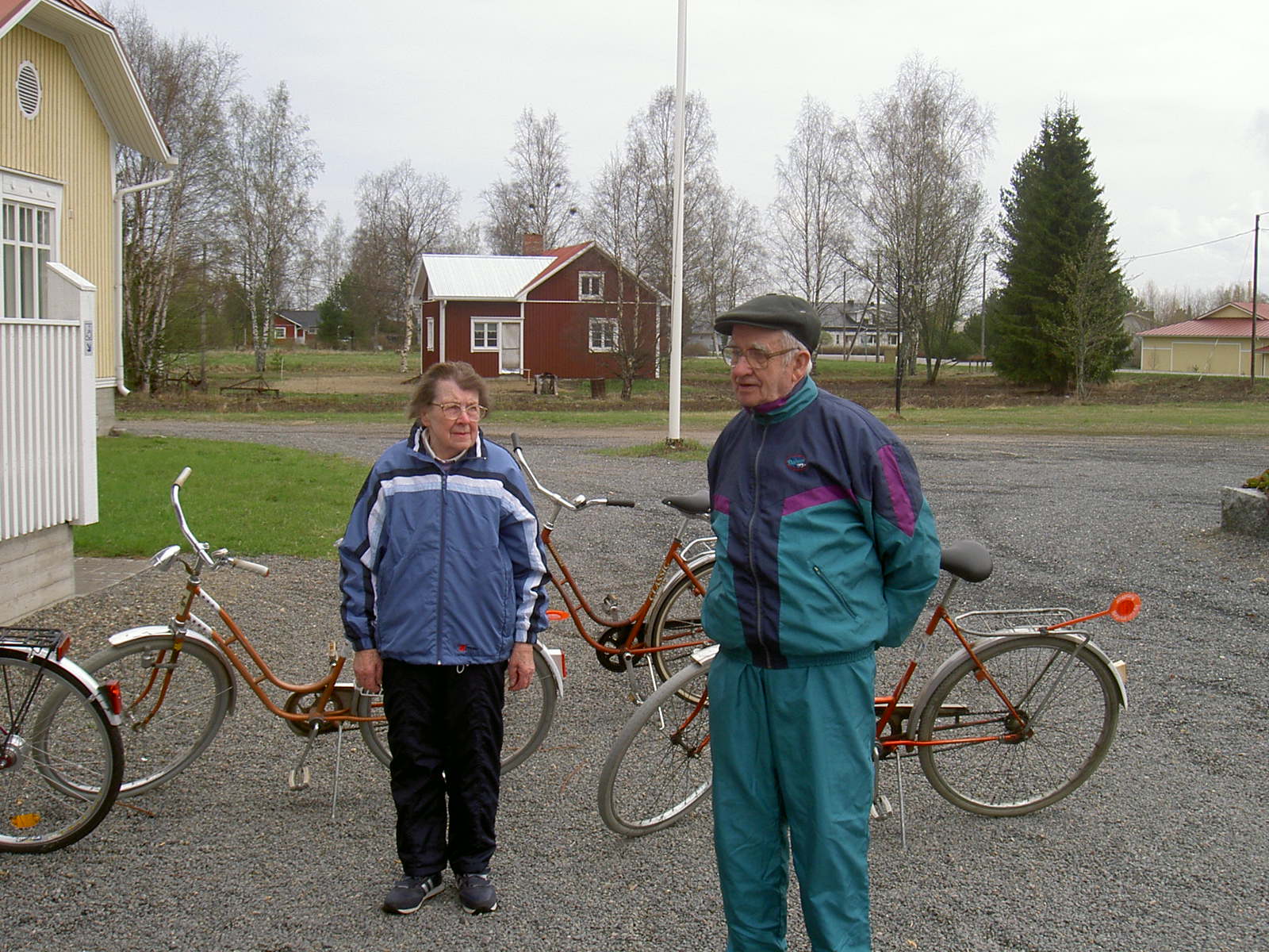 Jenny och Ragnar Backlund deltog i ungdomsföreningens cykeljippo vid Majbo år 2003. Den röda gården i bakgrunden är fröken Elin Rosenbacks gård, som har renoverats och bytts till av de nuvarande ägarna. Längst till höger Papron-huset, som år 2016 övertogs av Kerno.