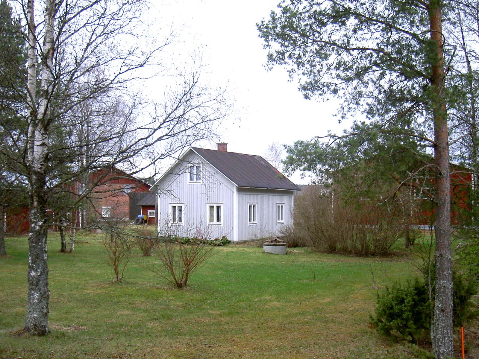 Fotot är taget från väster år 2003. I bakgrunden syns familjen Hembergs potatislager och uthus. Till höger utanför bild finns Oskus potatispackeri.
