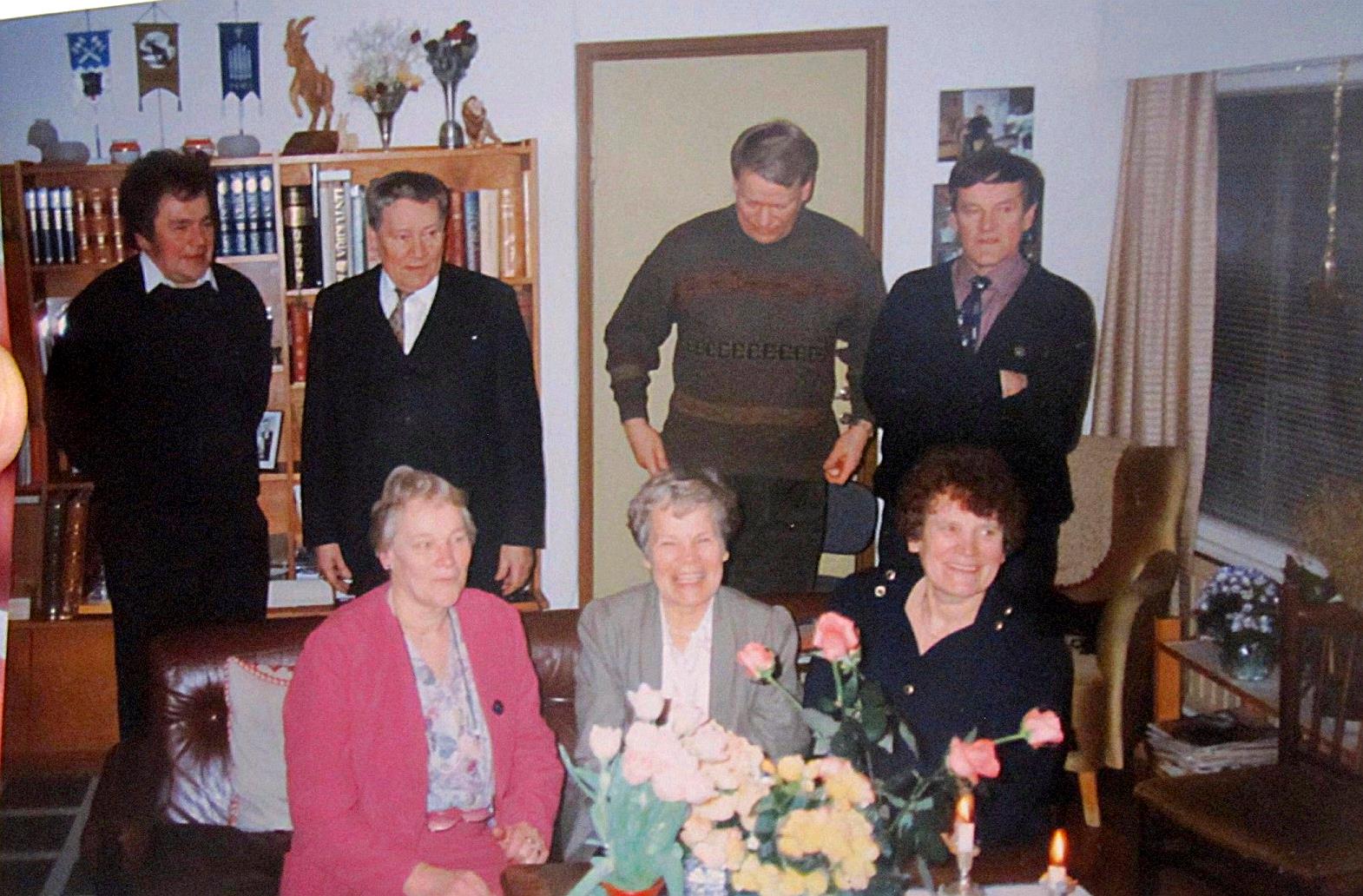I bakre raden står Sten, Åke, Kjell och Dick och framme sitter Gunvor, Else-Maj och Margaretha.