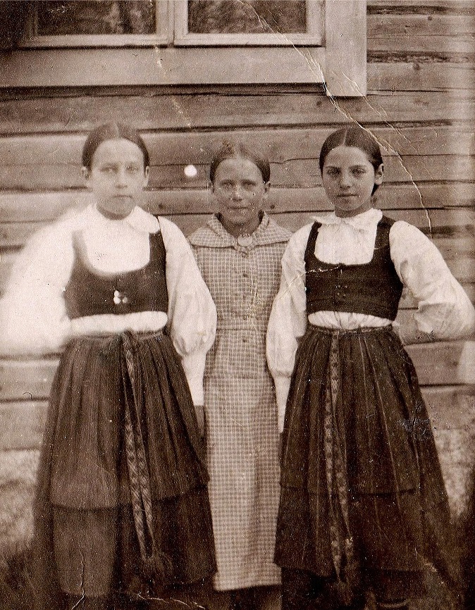 Här 3 unga flickor från Dagsmark, Elna Solfvin står längst till vänster. Flickan i mitten är Julia Norén, (f.1907, emigrerade till Canada 1928, gift Helsing) och flickan till höger är ”Skomakas-Juli”, alltså Julia Rosenlund (f.1906, gift med Herbert Norrman, bosatt i Kaskö).