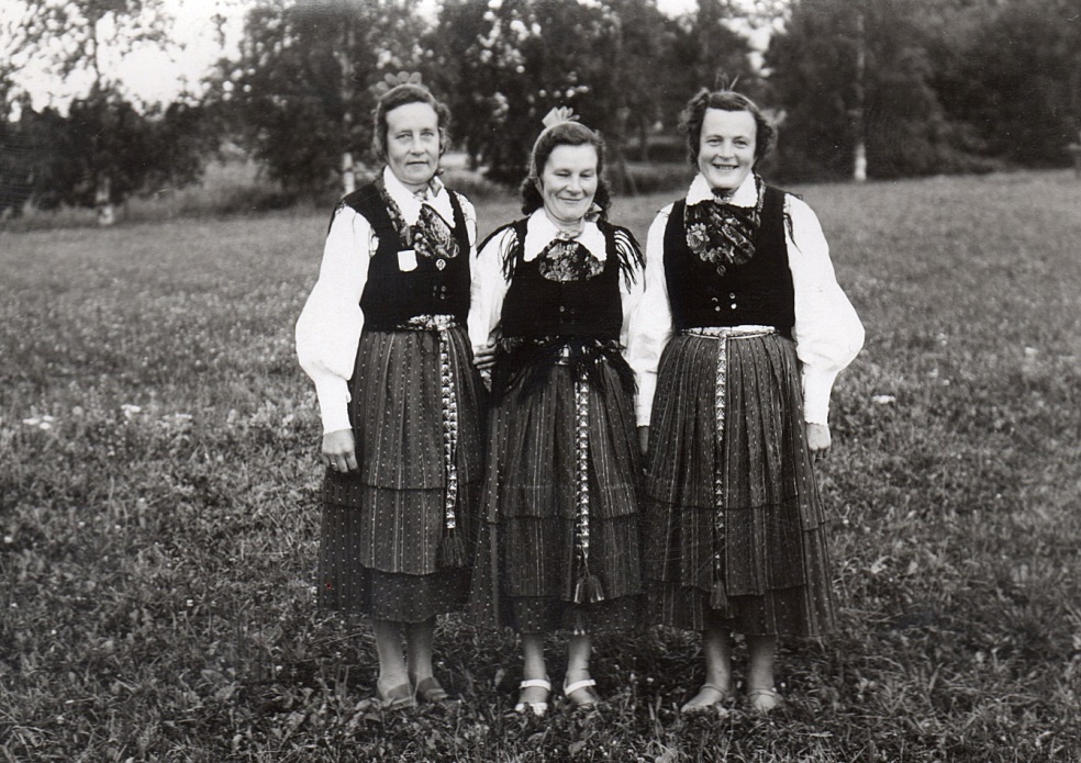 Systrarna Solfvin klädda i Lappfjärds folkdräkt, från vänster Elna, Svea och Frida.