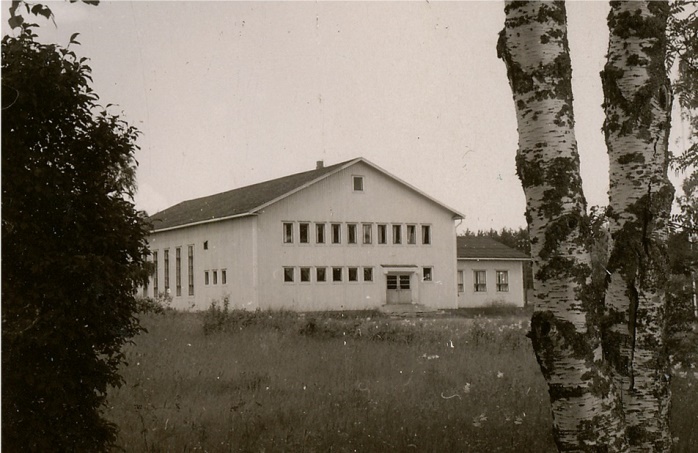 Karl Hemberg engagerade sig mycket i byggandet av den nya ungdomslokalen i början på 1950-talet. På ungdomsföreningens årsmöte i januari 1950 tillsattes en byggnadskommitté där Karl Hemberg valdes till medlem. Det var ju bröderna Berg från Norrviken som gjorde själva stenfoten, men med sin specialgjorda hästkärra körde Karl gamla kilade stenar från Kias-Erlandas. Det var stenar som skulle användas till murgrunderna och de kördes med en låg, 2-axlad kärra. Också i övrigt var han en pådrivande man i bygget.