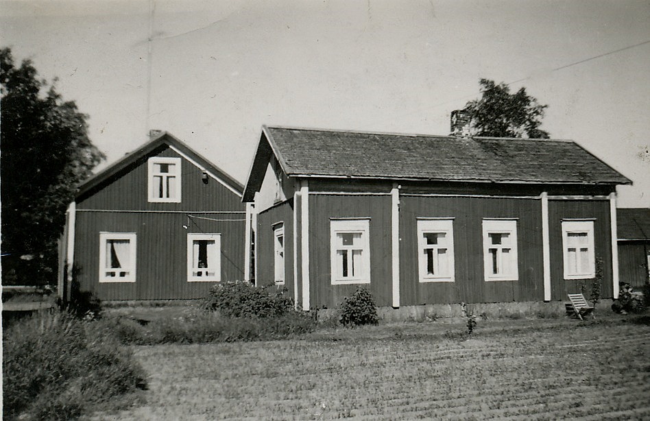 På detta foto som är taget från väster syns lillstugan där Josef och Maria bodde så länge de levde. Efter Josefs död bodde Maria en tid också i det hus som senare kom att kallas för Skaftung-Riikas eller för Utteras fleckoras, som låg på andra sidan vägen. I slutet på 40-talet bodde Emil och Ida Backlund i lillstugan fram till 1950 då det nya huset blev färdigt. På 50-60-70-talet användes lillstugan främst som snickarverkstad. 