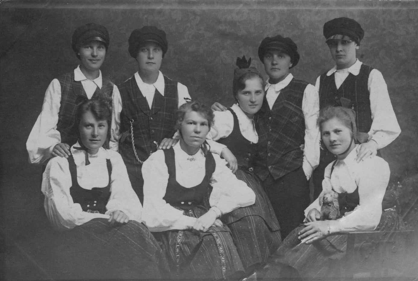 Stående från vänster Linnea Nyström, sedan Viktor Solfvins äldsta dotter Elna, Hellin Kaski och Cedy Svens. Sittande Gretel Hannus, Mia Nyström, okänd, Hildegard Söderlund.