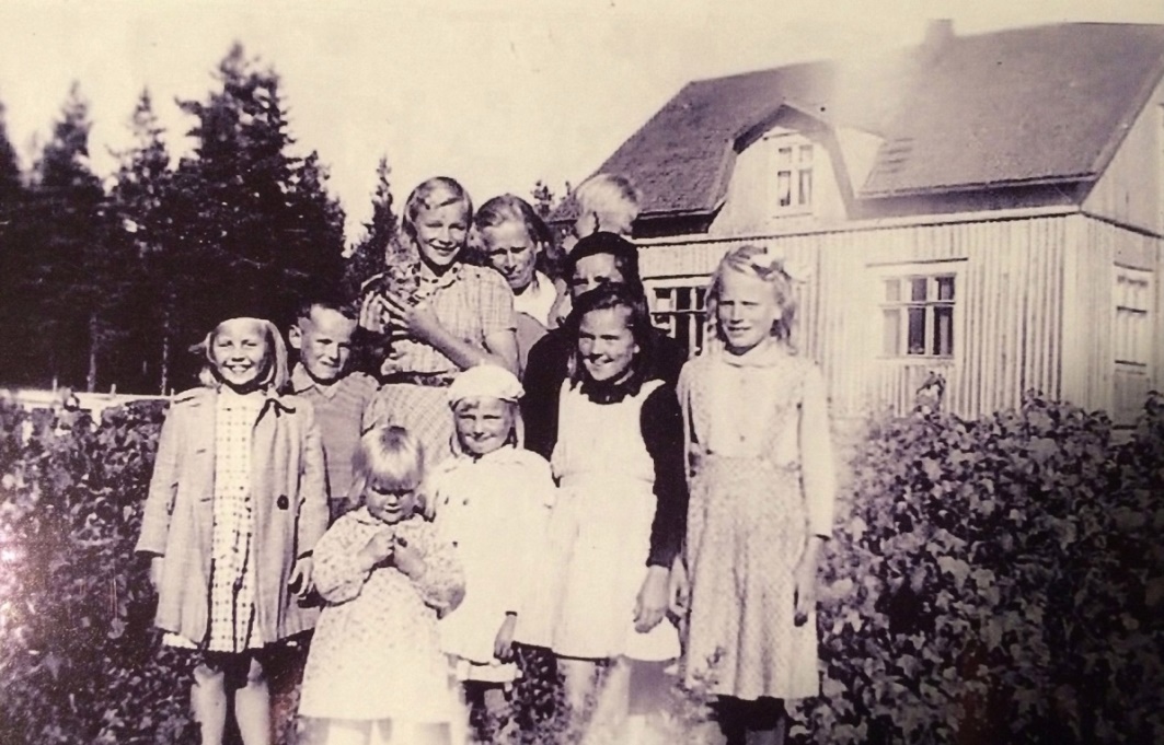 På detta foto från slutet av 40-talet står längst fram, från vänster: Annel Lindblad, Helvi Mäki, Lea Mäki och Margaretha Englund. Där bak står från vänster Siv Nordberg (f. Grönroos), Dick Hemberg, Gunvor Hemberg med katten i famnen, Hulda Hemberg med sonen Sten i famnen. Skymd bakom Lea står Ruby Storkull.