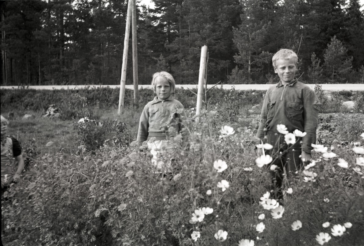 Här står Else-Maj och Åke Hemberg i klubblandet, som de visar upp för fotografen Selim Björses från Lappfjärd. Fotot från Traditionsarkivet i Vasa.