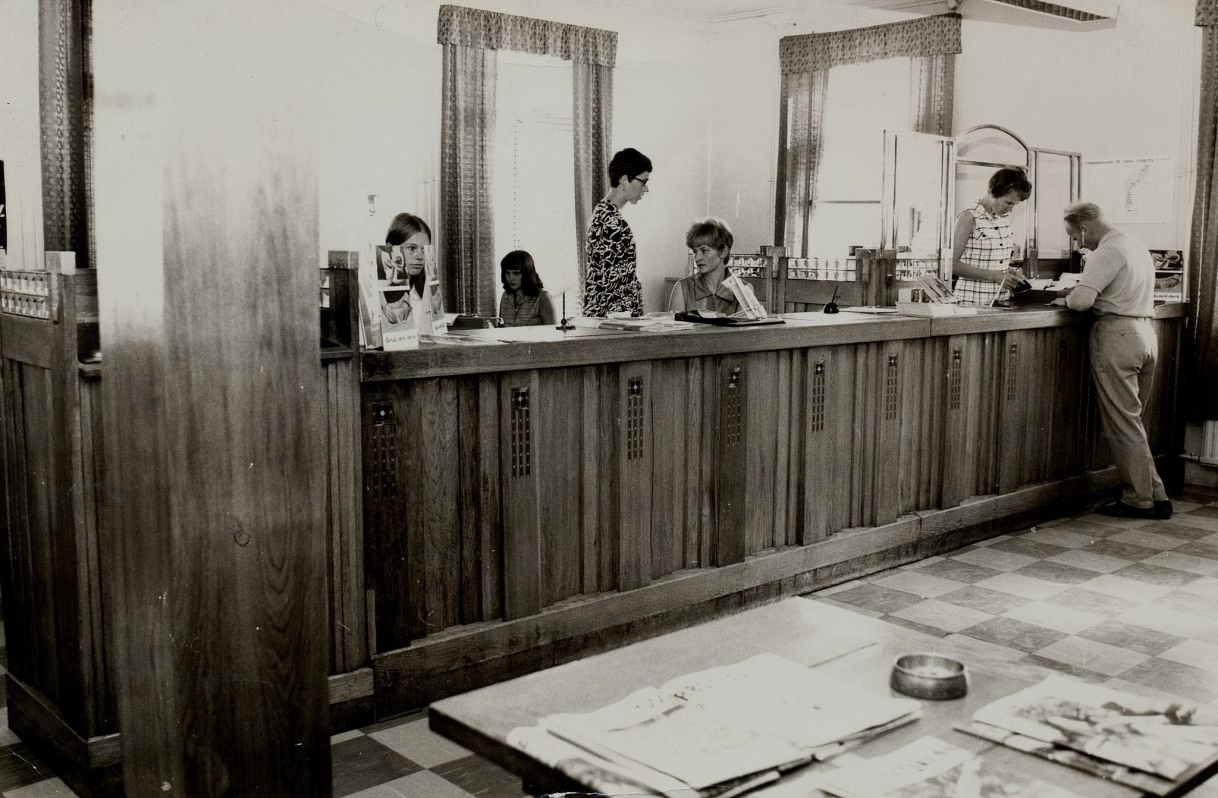 Fotot från 23.9.1969 då Helsingforsbankens kontor i Kristinestad firade att banken fyllde 90 år. Bakom disken betjänar från vänster Karin Lindholm, Marja-Liisa Niemelä, Helena Landgärds, Gun-Lis Roos och till höger Margaretha Englund. Direktör på kontoret denna tid var Börje Nygård, och Karl Hemberg från Dagsmark var en av bankens 8 kontrollanter.