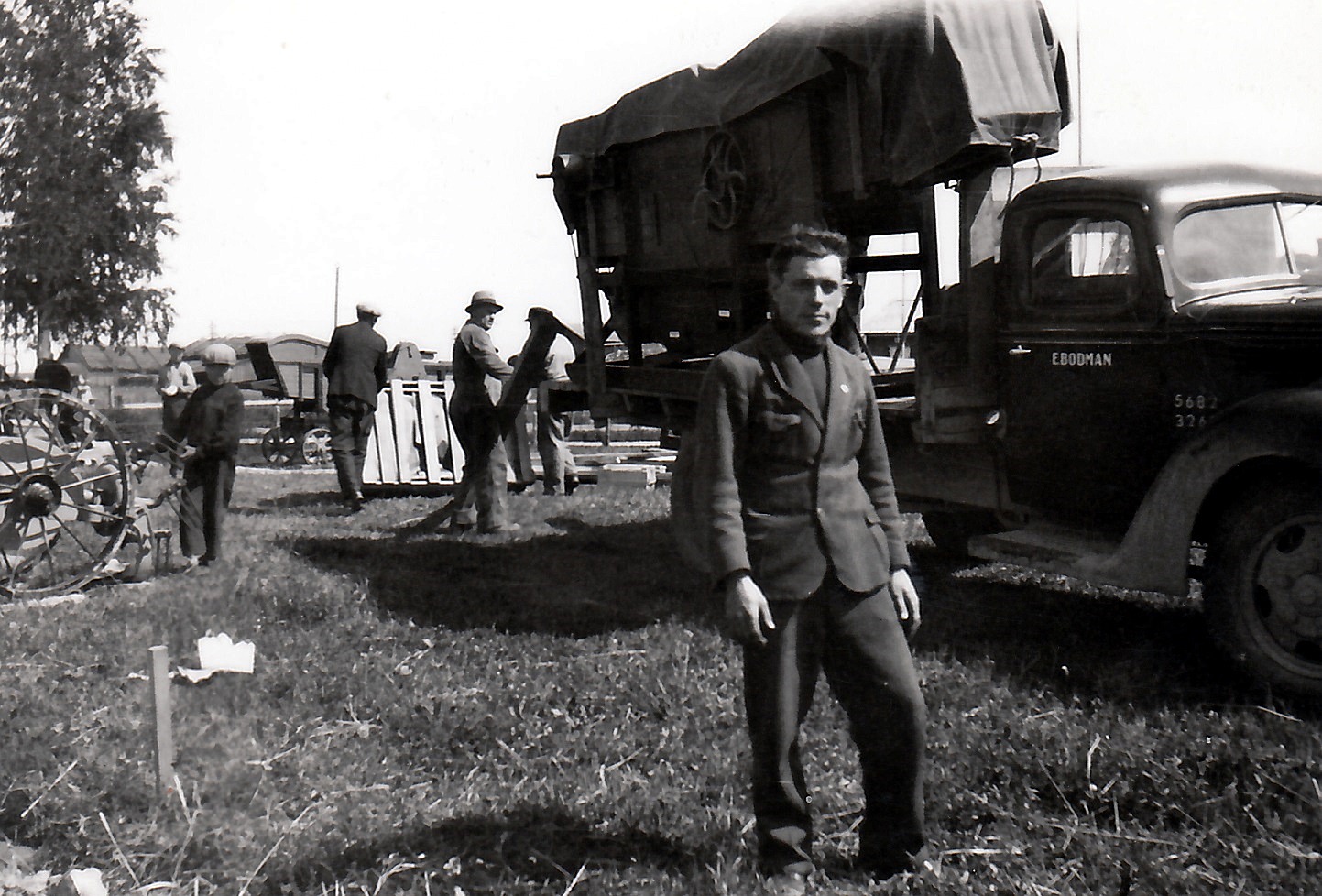 År 1938 var det en stor lantbruksutställning i Lappfjärd och här står Alfred Solfvin framför en lastbil som transporterar någonting som ser ut som ett tröskverk. Foto Selim Björses, Österbottens Traditionsarkiv.