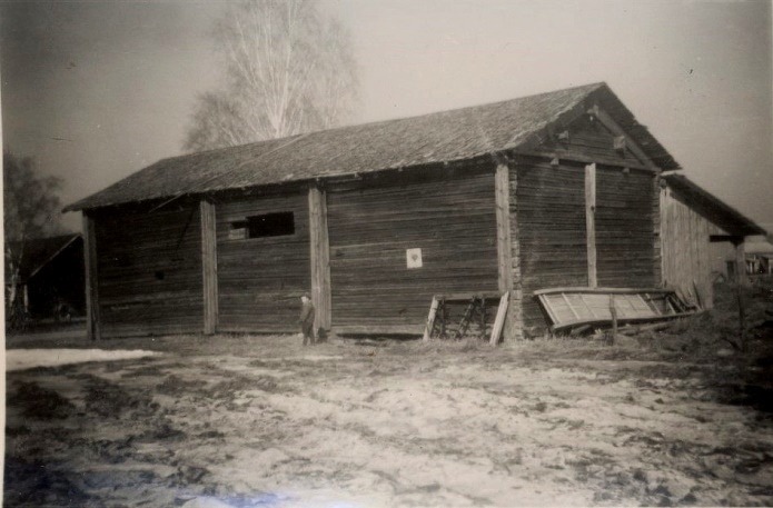 Den här rian som byggdes 1906 stod på andra sidan Sunnantillvägen i den så kallade Riåkern. Rian revs ner år 1960. I högra kanten syns lite av Evert Storkulls gård. 