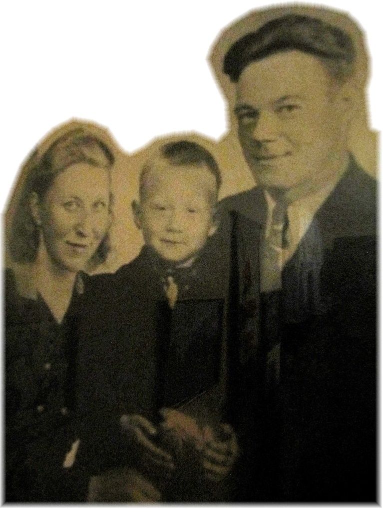 På fotot Esteri, sonen Sulo och Lauri Lehtimäki, ca 1945.