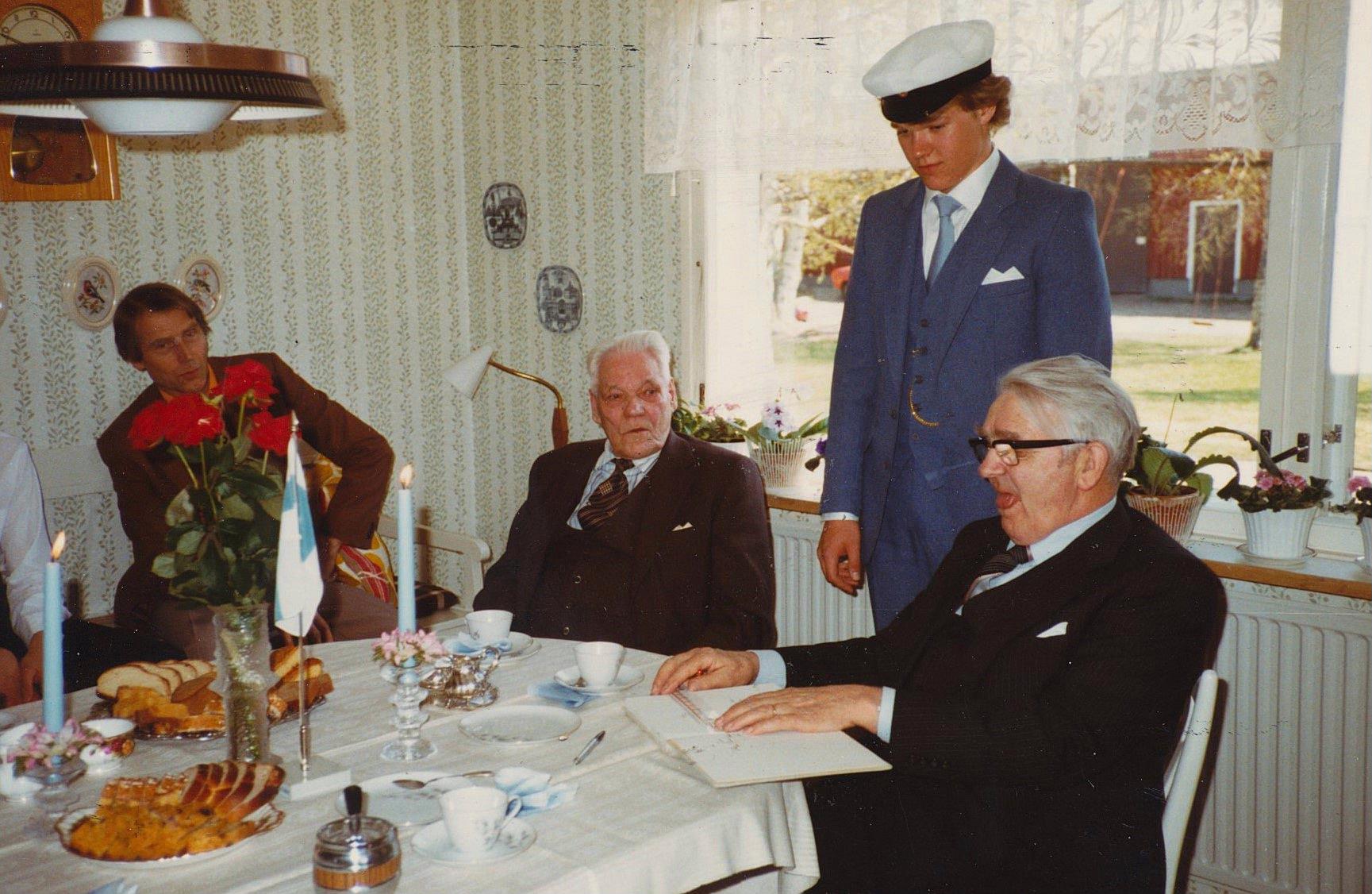 Gunvor Hembergs man Alpo Peltonen, Karl Hemberg och Rurik Nylund uppvaktar den nya studenten Per-Erik Englund år 1982.