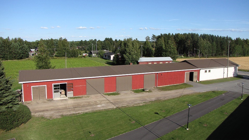 Också de gamla uthusen revs ner på 70-talet och nya byggdes på samma ställe. Bakom källarbyggnaden skymtar Artur och Sandra Rosengrens uthus och följande är Ragnar och Jennys gård som byggdes 1976. Foto: Mathias Lindberg.