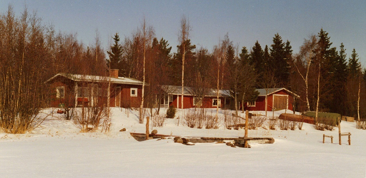 Villan till höger byggde Åke på 50-talet och bastubyggnaden till vänster långt senare. Här vistades han ofta och länge. 