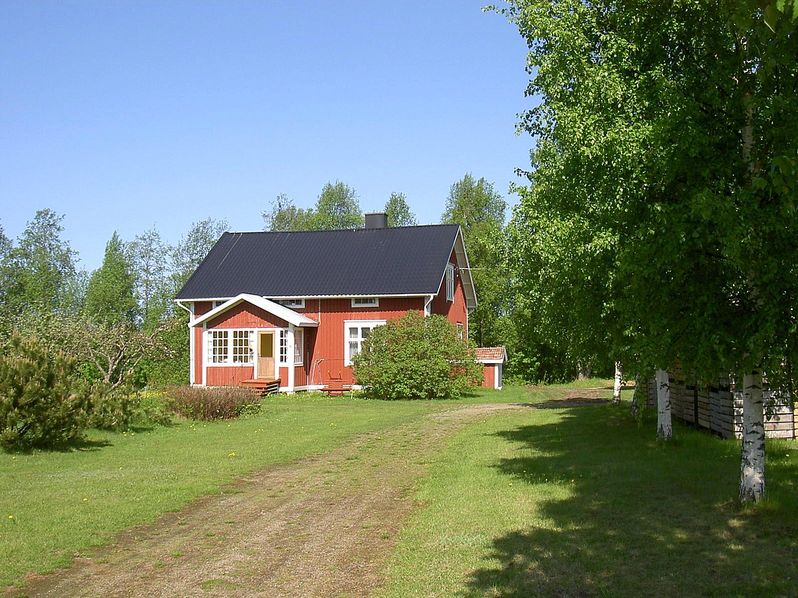 Så här såg Åkes gård ut 2003, fotograferad från vägen. Efter Åkes död 2010 står gården tom.