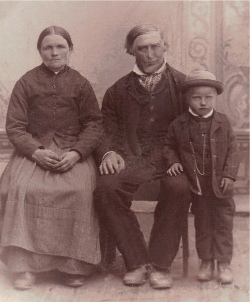 På bilden lille Emil Backlund tillsammans med farfar ”Rebeck” Karl och farmor Maja Sofia Lillkull. Fotot taget medan Emils föräldrar vistades i Amerika.