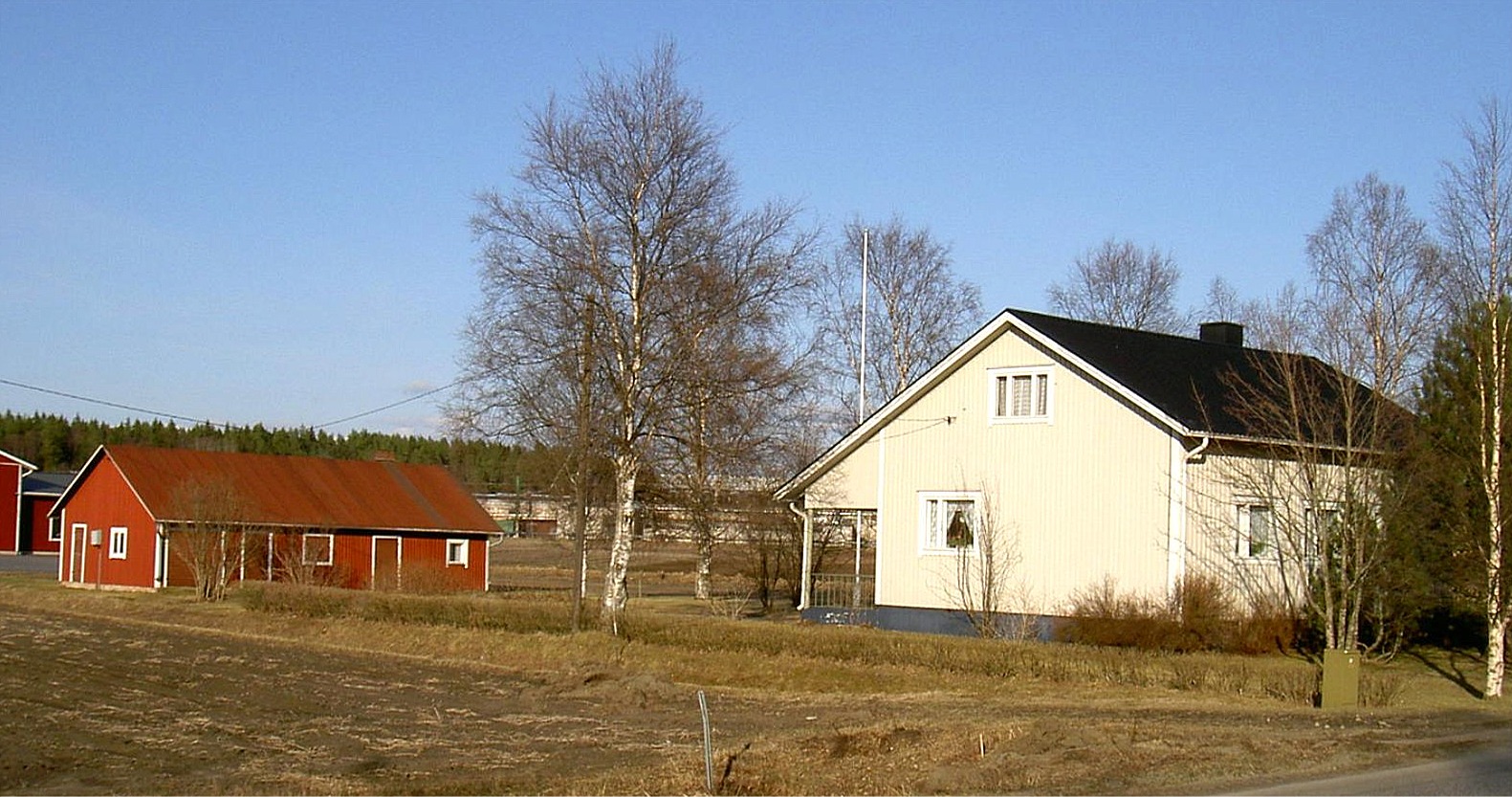 Den här gården byggdes 1957. Den tidigare ägaren "Roras-Viktor" har byggt uthuset. I bakgrunden skymtar Lindells snickerihallar.