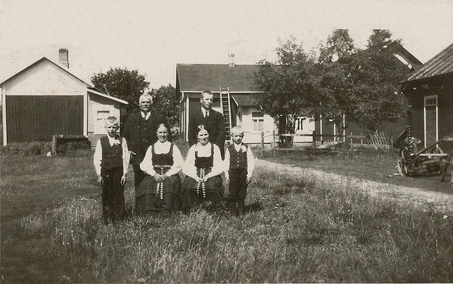 På bilden hela familjen Backlund fotograferad 1927. Fr.v. Eskil 11 år, Josef 56 år, Maria 56 år. Ida 33 år, Emil 33 år och Ragnar 7 år. Notera att gården hade en lång vinkel mot gårdsplanen, som användes som förråd. Detta förråd revs i början på 50-talet då gården renoverades. Tack vare rivningen av förrådet fick köket fönster också mot söder. I samband med renoveringen installerades rinnande kallt och varmt vatten och också inne-WC ,vilket var mycket ovanligt den tiden.