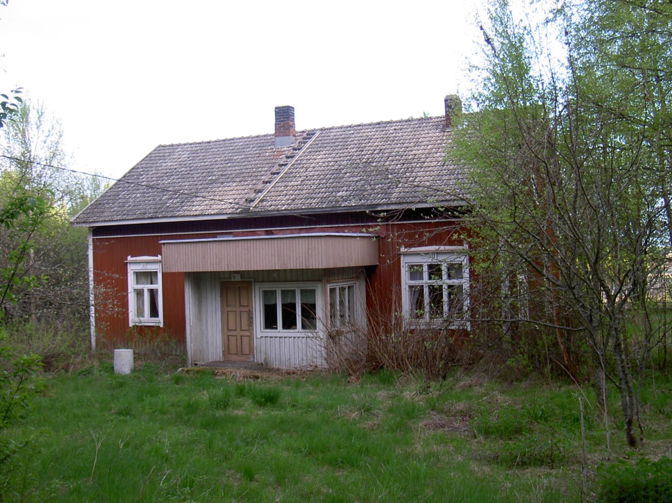 Den gård som Heikki och Ulrika byggde någon gång efter 1910 har renoverats och byggts till flera gånger. Fotot från 2003, taget från Lillsjölidvägen.