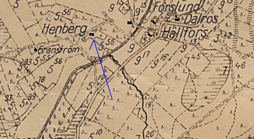 Här på sockenkartan från år 1935 så ser vi var Heikki och Ulrika Henberg byggde sin gård nära Lillsjölidvägen. Bron över Lillån låg i tiderna nedanför Hällfors gård och vägen upp mot Hembergs kallas ännu i dag för Rikaas-tå. 