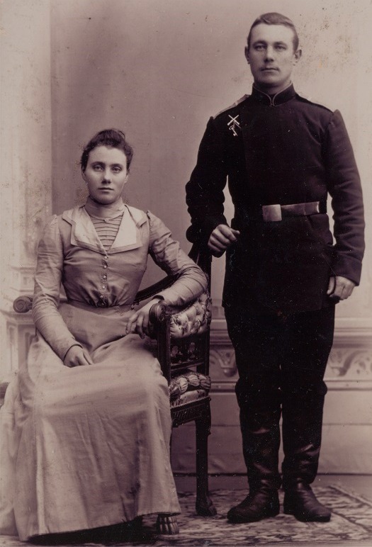 Här syskonen Olga och Viktor Solfvin hos fotografen i Vasa i början på 1900-talet. Olga arbetade då på Ståhls cafe, som fanns i Hartmans hus och Viktor tjänstgjorde i Vasa skarpskyttebataljon.