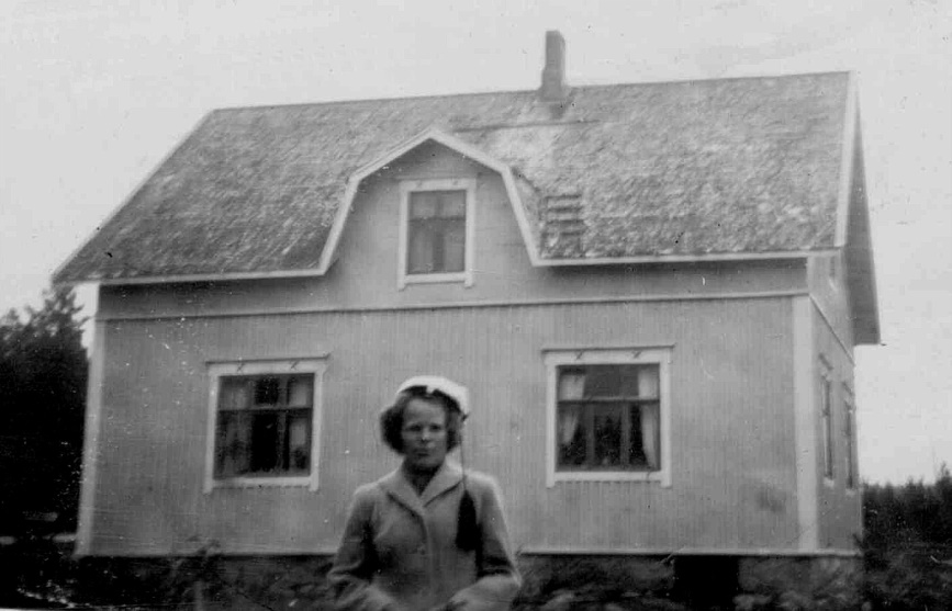 Här står dottern Else-Maj som nybliven lärarinna utanför Hembergs gård, foto från mitten av 50-talet.