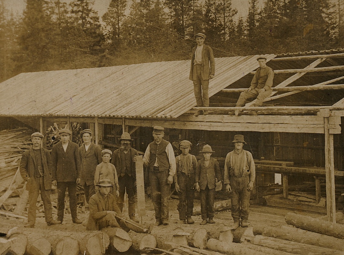 Runt 1911-12 byggde Viktor Solfvin upp Toivolan Saha i Kornbäcken i Dagsmark. Sågen fanns i Tuimalaforsen och byggaren Solfvin står längst till vänster. Mannen mitt i bild med sågbladet i handen är ”sahatälläri” Samuel Santamäki (1863-1929).