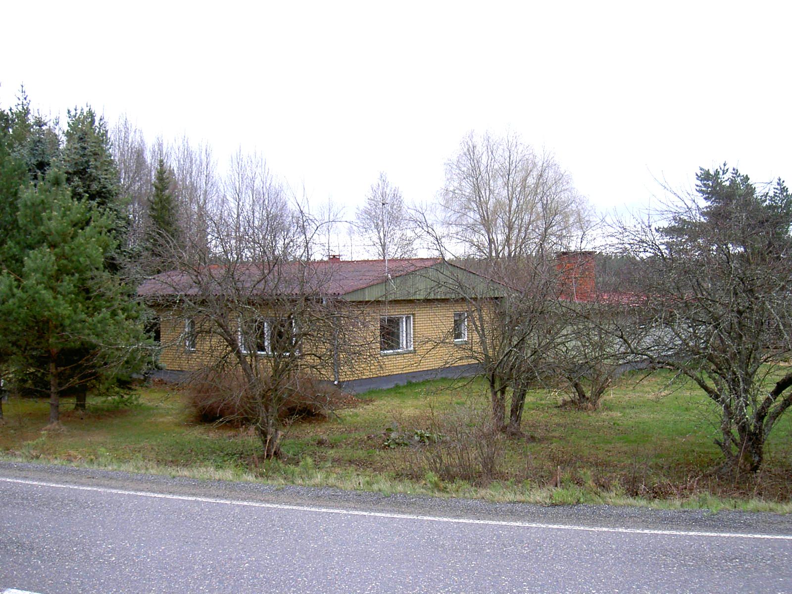 Den här gården byggde Karl Hemberg år 1971 på samma ställe som den gamla gården. Den övertogs sedan av sonen Sten Hemberg (1945-2013) och efter Stens död övertogs gården av utomstående. Fotot från landsvägen år 2003.