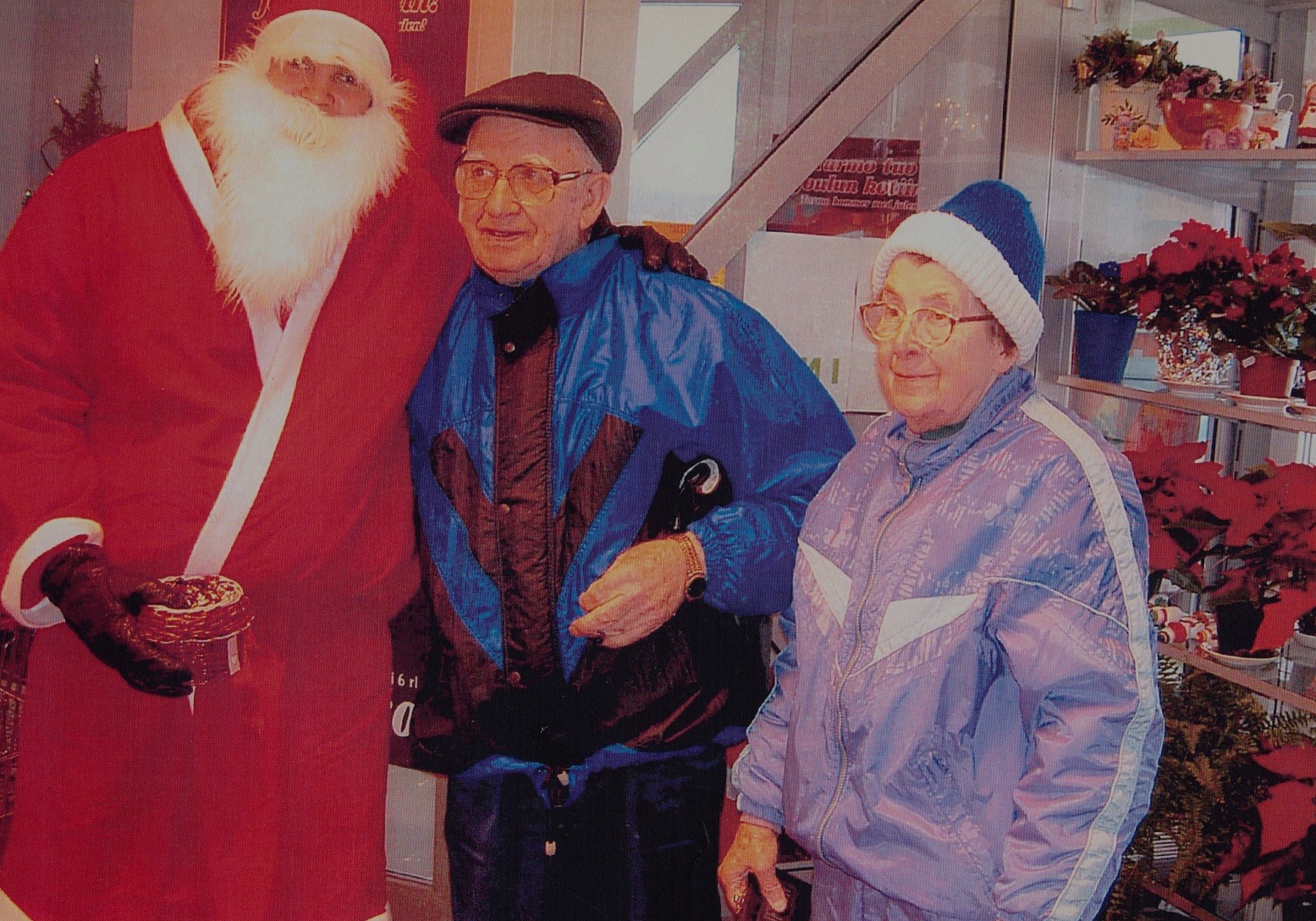 Jultomten hälsar på Ragnar och Jenny i Kerstins Dagsmark Närköp julen 2004.