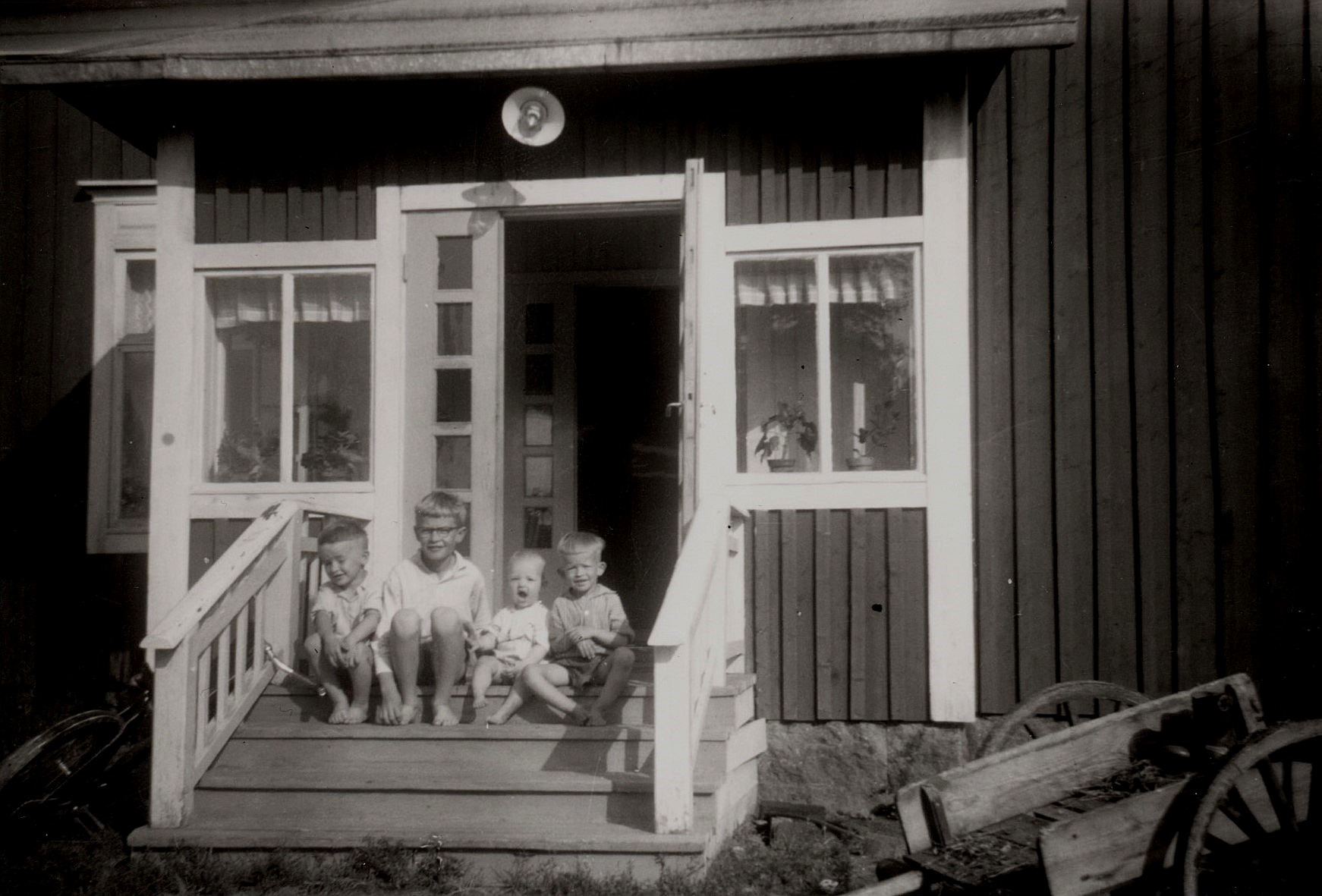 Kurt, Per-Erik, Lasse och John på trappan 1957.
