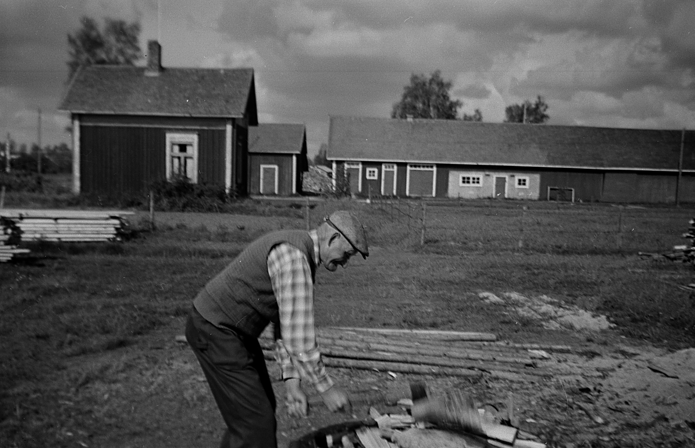 Ida Backlunds bror Frans Agnäs på den nya vedbacken i början på 50-talet. Backlundas uthusen i bakgrunden.
