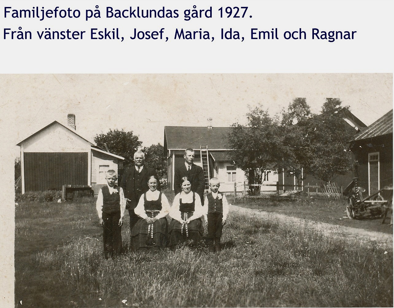 Familjefoto från 1927 med den gården i bakgrunden sådan den såg ut före renoveringen i början på 50-talet.