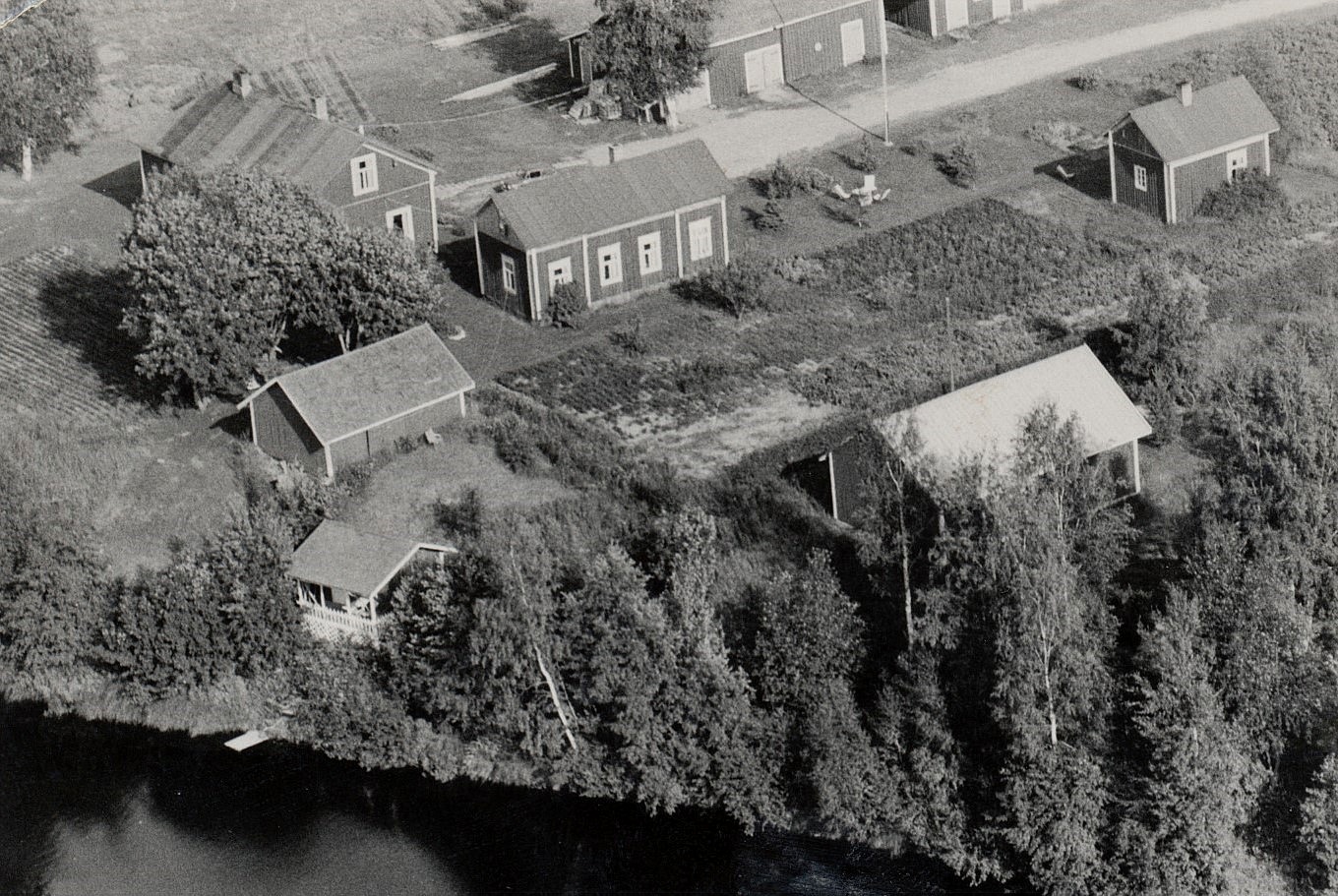 Flygfoto taget från väster där också villan syns som Kurt och John byggde nere vid ån på 60-talet.