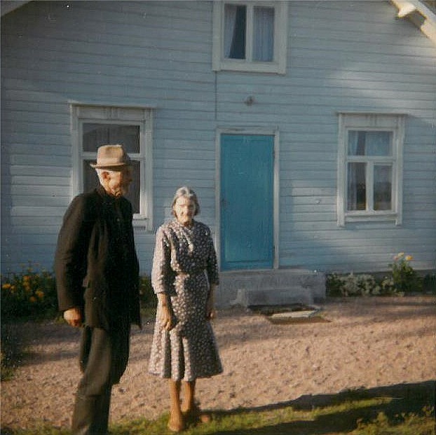 Här står Frans och Mina Grönlund framför sin gård år 1966. 