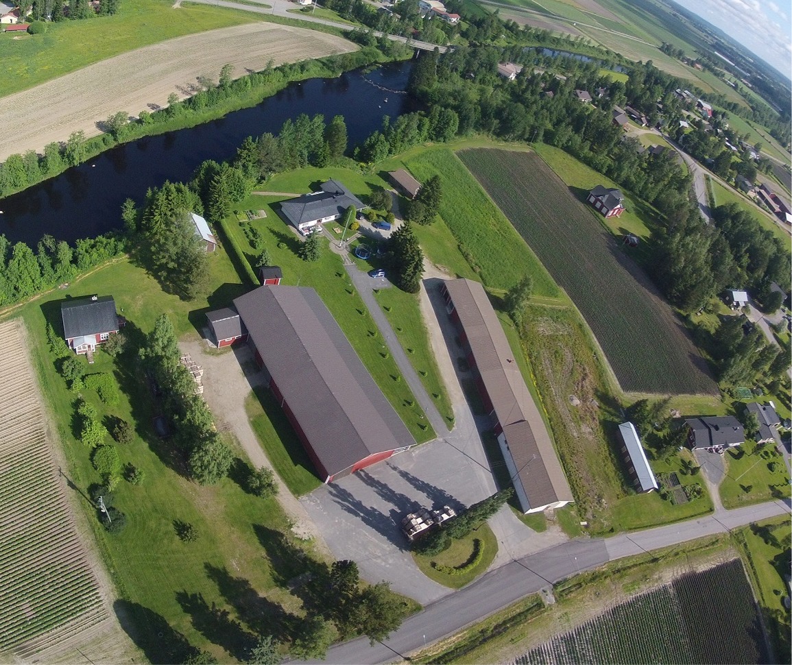Här på Janne Smeds flygfoto från 2015 ser vi bra hur de olika gårdarna är placerade på södra sidan av Lappfjärds å.