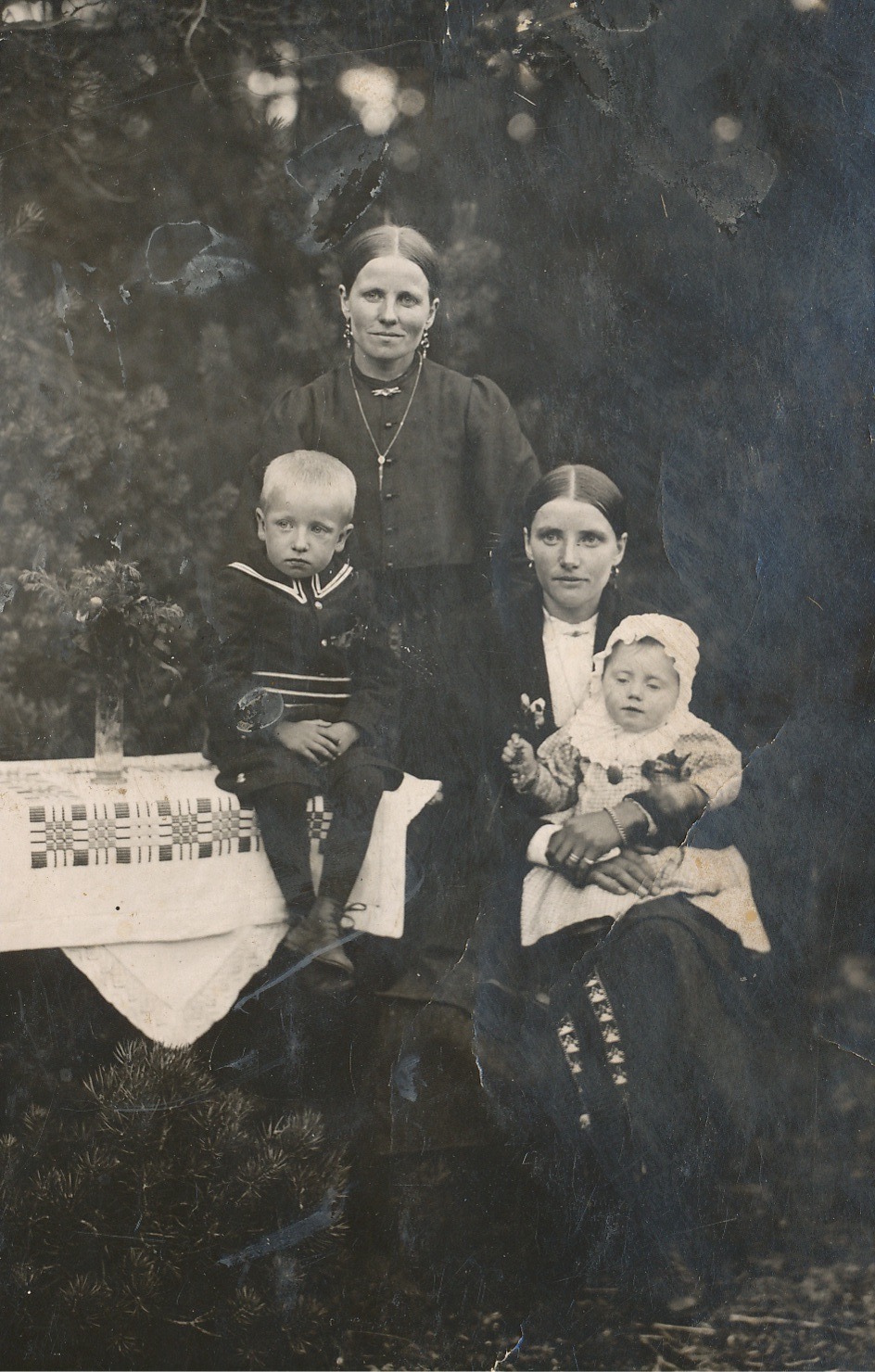 Systrarna Ida Backlund och Hulda Klåvus med barnen Ragnar och Hjördis i mitten på 20-talet.