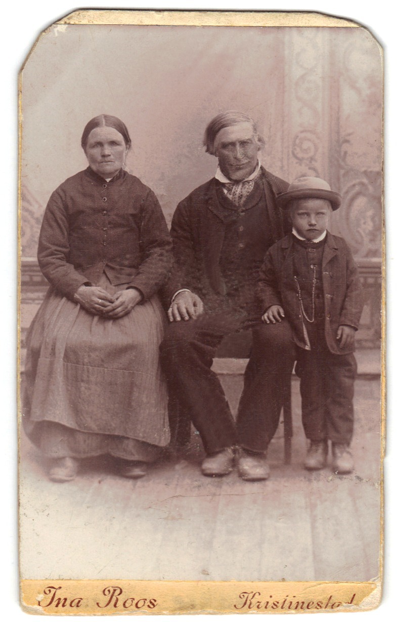 Rebeck-Kalle Lillkull och Maja tillsammans med barnbarnet Emil Backlund. Fotot togs medan Emils föräldrar befann sig i Amerika.