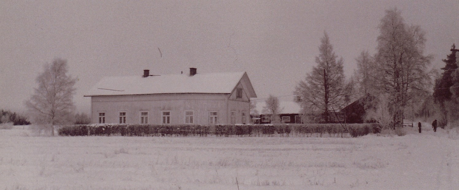 På fotot den gård som Väinö och Elna Mannila år 1936 köpte av Väinös mor Matilda och hennes nya man Samppa Yliheikkilä. Det var ju "Kårk" Viktor Eklund som i tiderna påbörjade byggandet av denna gård men han sålde gården och hela hemmanet Åbro före huset blev färdigt.